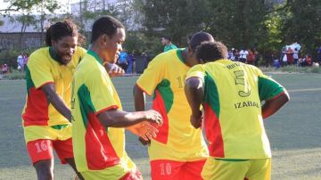 Integrantes del equipo Garifuna Izabal festejan la obtención del título.