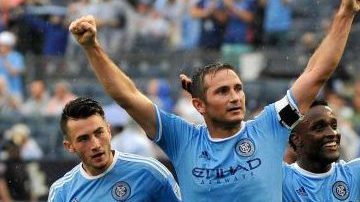 Harrison, Lampard y Mendoza ceebran un gol del NYC FC.