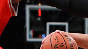 Jeremy Lin (7) es defendido por Rajon Rondo durante el partido.