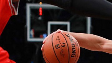 Jeremy Lin (7) es defendido por Rajon Rondo durante el partido.