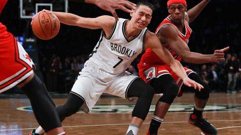 Jeremy Lin (7) es defendido por Rajon Rondo durante el partido.