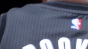 Jeremy Lin celebra una canasta con Trevor Booker.