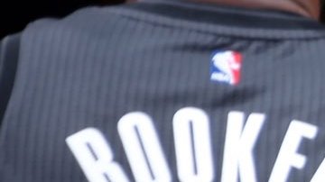 Jeremy Lin celebra una canasta con Trevor Booker.