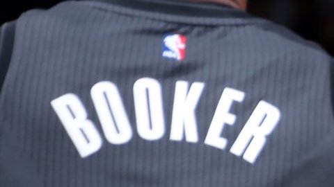 Jeremy Lin celebra una canasta con Trevor Booker.