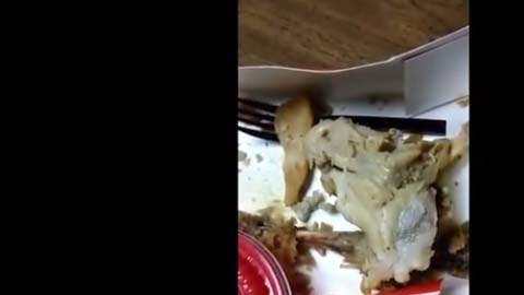 De acuerdo con la madre, el niño de 5 años consumía la pieza del ave cuando detectaron la colonia.