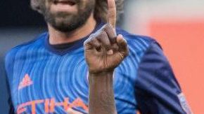 Steven Mendoza celebra su gol abrazado por Jack Harrison.