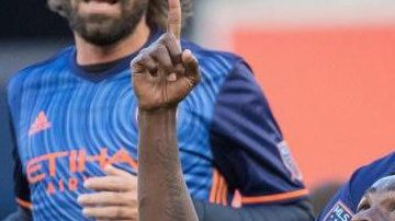 Steven Mendoza celebra su gol abrazado por Jack Harrison.