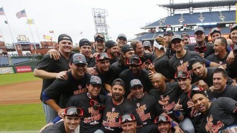 'Hechos para octubre’ dice en la camiseta de los Mets, que festejaron el sábado su paso a playoffs.
