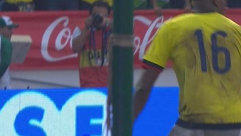 Yerri Mina y su peculiar festejo en Barranquilla.