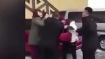 La esposa furiosa la emprendió a cachetadas y empujones contra la pareja.