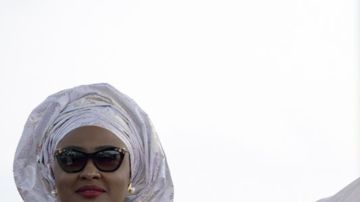 Aisha Buhari junto a su marido, el presidente Muhammadu Buhari en la inauguración de su mandato.