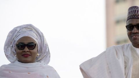 Aisha Buhari junto a su marido, el presidente Muhammadu Buhari en la inauguración de su mandato.