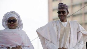 Aisha Buhari junto a su marido, el presidente Muhammadu Buhari en la inauguración de su mandato.