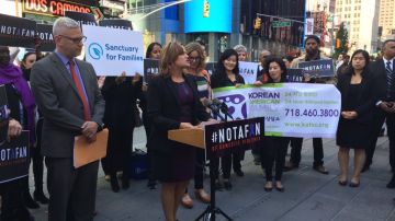 La presidenta del Concejo Melissa Mark-Viverito durante la presentación de la campaña  #NotAFan  en Times Square.