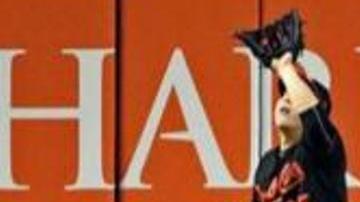 Hyun-Soo Kim en el momento en el que casi es golpeado por una lata arrojada desde la tribuna de Rogers Centre.