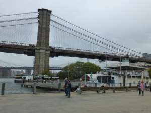 Milagro: joven saltó al vacío del Puente Brooklyn y sobrevivió