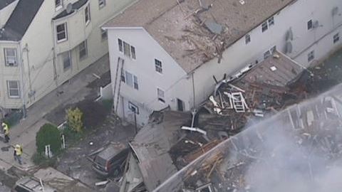 Las imágenes aéreas muestran un enorme destrozo en las residencias.