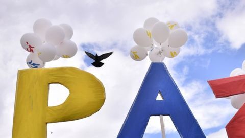 Tanto el gobierno, la oposición y las FARC han dicho que están a favor de encontrar una solución pacífica a los 52 años de violencia guerrillera.
