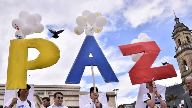 Tanto el gobierno, la oposición y las FARC han dicho que están a favor de encontrar una solución pacífica a los 52 años de violencia guerrillera.