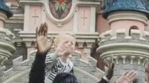 Sakho con las dos familias en Disneyland Paris.