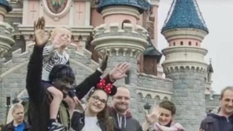 Sakho con las dos familias en Disneyland Paris.