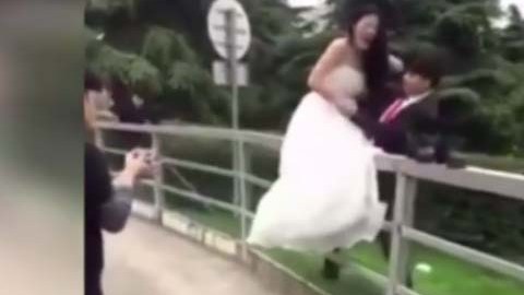 El intento de esta novia por una foto original de bodas la dejó "lastimada".