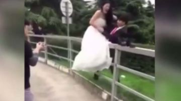 El intento de esta novia por una foto original de bodas la dejó "lastimada".