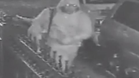 El sospechoso fue grabado por una cámara de vigilancia, después del ataque en El Bronx.