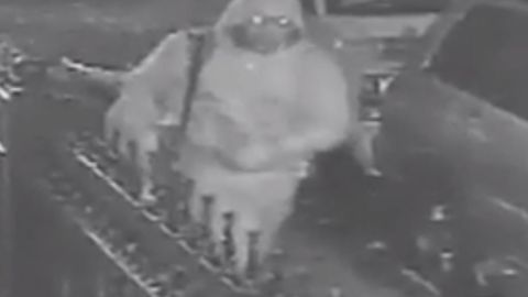 El sospechoso fue grabado por una cámara de vigilancia, después del ataque en El Bronx.