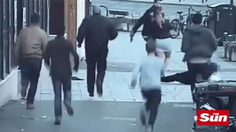 Testigos intervinieron para detener al agresor.
