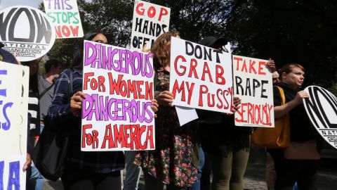 Mujeres se encuentran enfrente del edificio de Trump en Columbus Circle para protestar y repudiar al candidato a presidente por su comentario en contra de las mujeres y la seriedad del abuso sexual .
Foto Credito: Mariela Lombard / El Diario NY