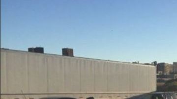 Un grupo de personas se manifestó sobre el Puente Washington Bridge para defender los derechos de trabajadores inmigrantes.