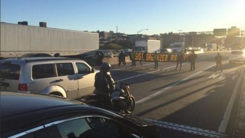 Un grupo de personas se manifestó sobre el Puente Washington Bridge para defender los derechos de trabajadores inmigrantes.