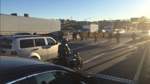 Un grupo de personas se manifestó sobre el Puente Washington Bridge para defender los derechos de trabajadores inmigrantes.