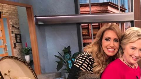 La candidata demócrata sopló sus 69 velas en el programa de televisión.