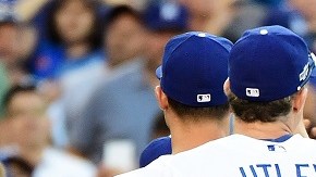 El manager Dave Roberts celebra con Chase Utley luego de vencer a Washington y mandar la serie al quinto juego.