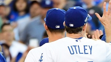 El manager Dave Roberts celebra con Chase Utley luego de vencer a Washington y mandar la serie al quinto juego.