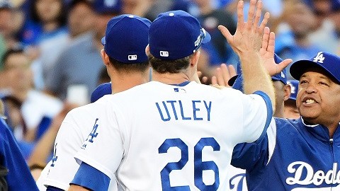 El manager Dave Roberts celebra con Chase Utley luego de vencer a Washington y mandar la serie al quinto juego.