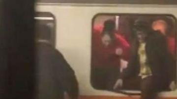 Varias personas resultaron heridas y, por lo menos, tres de ellas, tuvieron que ser llevadas al hospital.