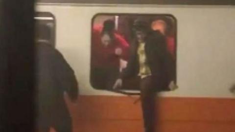 Varias personas resultaron heridas y, por lo menos, tres de ellas, tuvieron que ser llevadas al hospital.