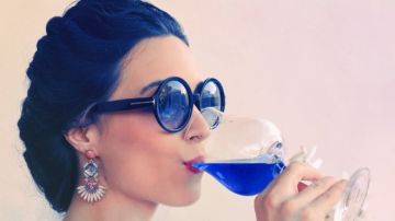 Los cinco españoles veinteañeros que crearon el vino azul han causado una polémica entre muchos enólogos y especialistas.