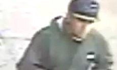 La Uniformada está buscando al sospechoso de robar a una anciana en Queens.