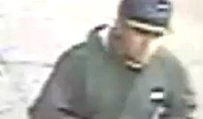 La Uniformada está buscando al sospechoso de robar a una anciana en Queens.