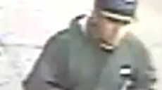 La Uniformada está buscando al sospechoso de robar a una anciana en Queens.