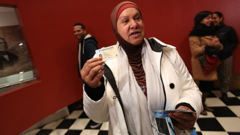 La dominicana Sussie Lozada, quien es de fe musulmana, muestra su IDNYC.
