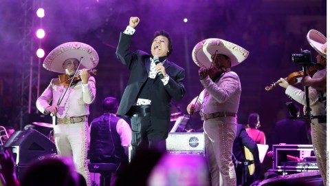 "No podemos usar el nombre de Juan Gabriel", ha confesado la cantante Lucía Méndez.