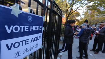 Votantes en el diverso Upper Westside de Manhattan donde la fila daba la vuelta la esquina y la espera era entre 1 hora durante la mañana.