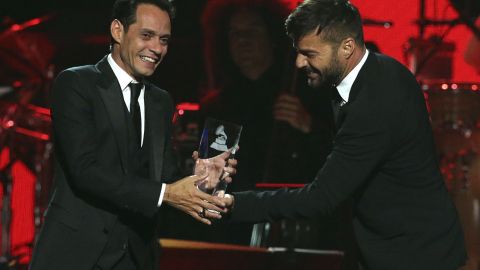 El cantante recibió el premio de manos de Ricky Martin.