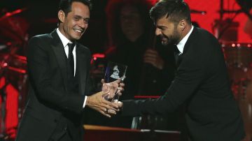 El cantante recibió el premio de manos de Ricky Martin.