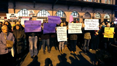 Mujeres han protestado en contra de la norma que consideran un retroceso en la defensa de derechos humanos.